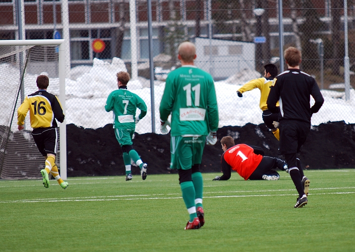 2010_0402_10.JPG - . . . . han rullar elegant in bollen i mål, 1-0 till Södra