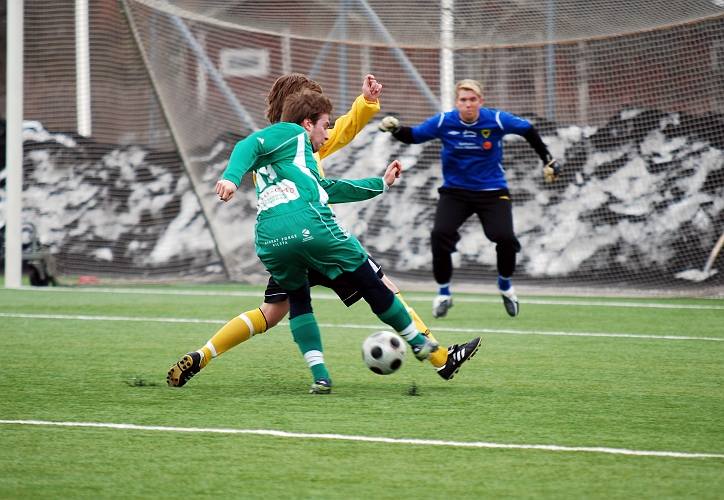 2010_0402_11.JPG - Brian Nilsson är bra med och blockerar ett skott mot mål