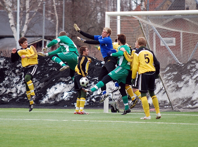2010_0402_18.JPG - Sebastian Hahne är åter ute och avvärjer efter en Immetorpshörna