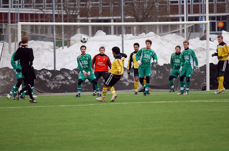 2010_0402_21.JPG - Jonas Hammarlund slår en frispark, men den resulterar inte i någon farlighet
