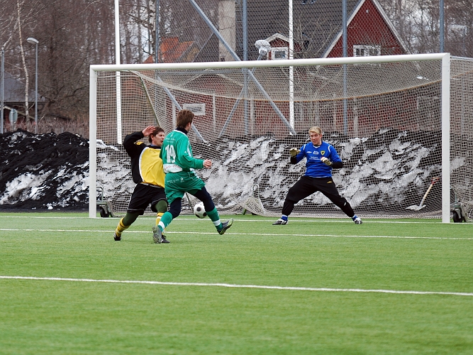 2010_0402_22.JPG - Niklas Larsson hinner inte riktigt fram och Immetorp kvitterar till 1-1