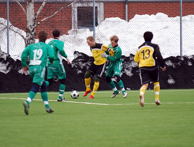 2010_0402_24.JPG - Mikael Wiker håller undan och täcker bollen