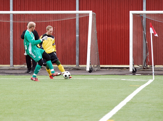 2010_0402_28.JPG - Mikael Wiker är nere vid egen kortlinje och spelar undan bollen