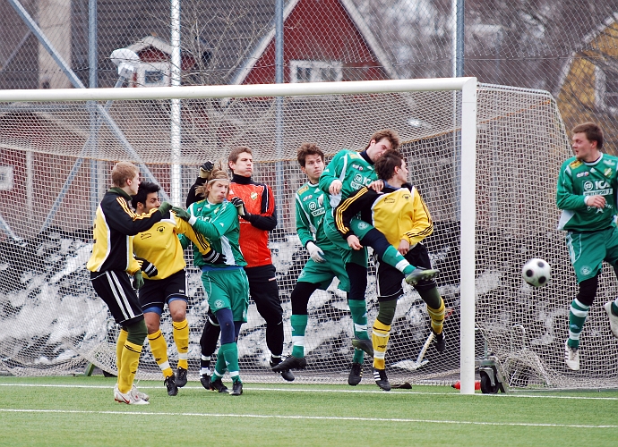 2010_0402_32.JPG - En Södrahörna där bollen går strax utanför