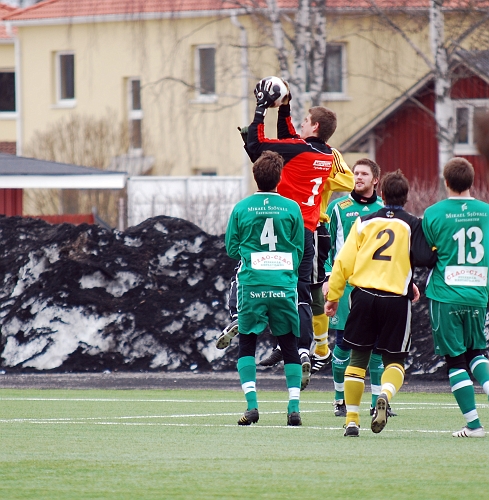 2010_0402_33.JPG - Immetorps målvakt plockar in en höjdboll