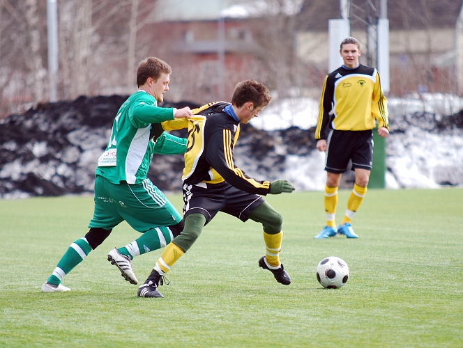 2010_0402_38.JPG - Immetorpsspelaren hinner inte riktigt med och gör en klassisk tröjdragning på Ken Jansson, som får frispark