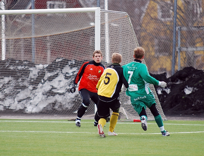 2010_0402_39.JPG - Filip Stjernfeldt trycker sig fram men avslutet blir till att bollen går utanför målet