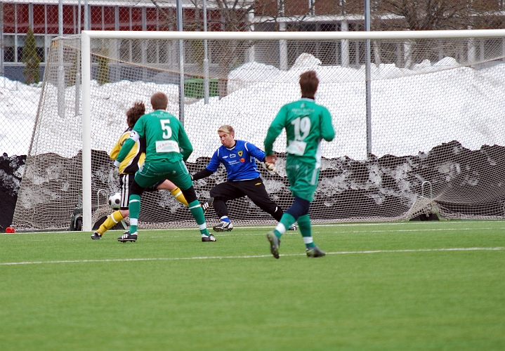 2010_0402_42.JPG - En farlig Immetorps chans men bollen går strax utanför stolpen