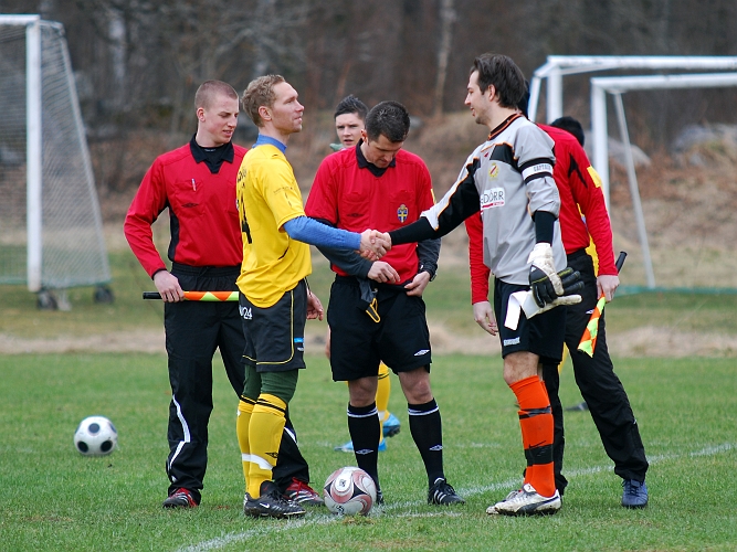 2010_0417_01.JPG - Lagkaptenerna hälsar på varandra