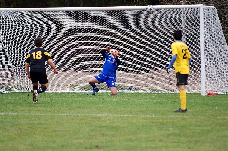 2010_0417_02.JPG - Första farligheten i matchen, frispark från långt håll där bollen studsar rätt upp i ett "sorkhål" framför Fredrik Hagström, som lyckas tippa bollen till hörna