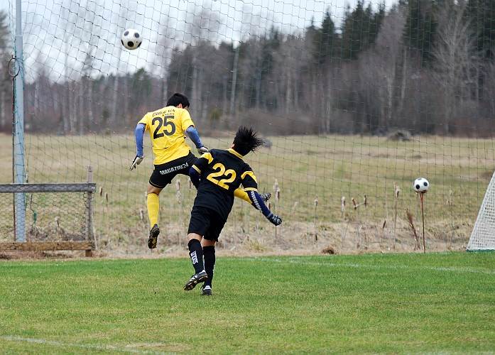 2010_0417_03.JPG - Mergim Bekaj nickar bollen en bra bit utanför målet
