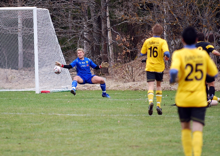 2010_0417_04.JPG - Fredrik Hagström gör en fin enhands räddning på ett kantskott