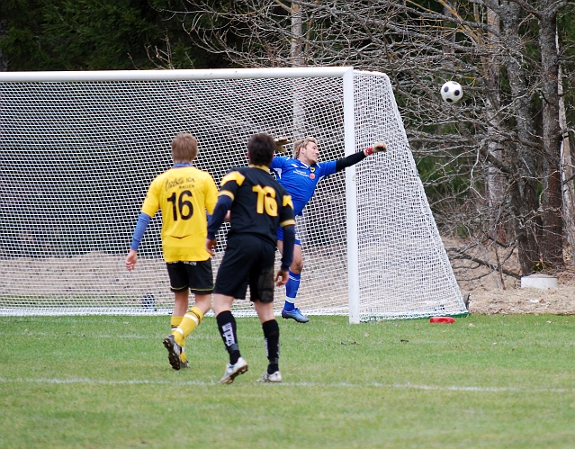 2010_0417_09.JPG - Återigen en farlig frispark där Fredrik Hagström lyckas göra en fin enhandsräddning och tippa bollen till hörna