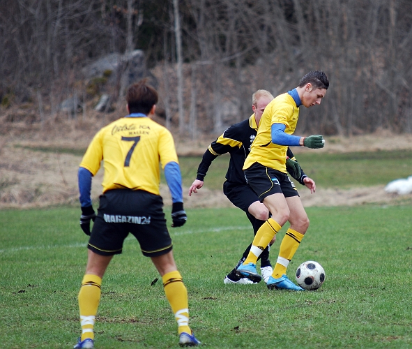 2010_0417_14.JPG - Miralem Malic tar in bollen och spelar den snett backåt