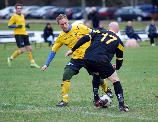 2010_0417_15.JPG - Mikael Wiker i närkamp på mittplan