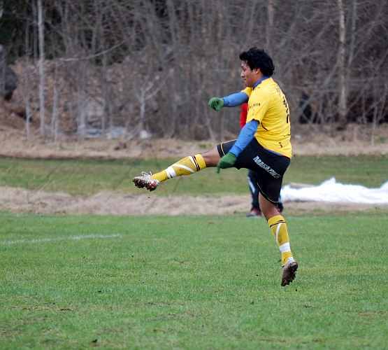 2010_0417_16.JPG - Jonas Hammarlund drar till på volley men bollen går över målet