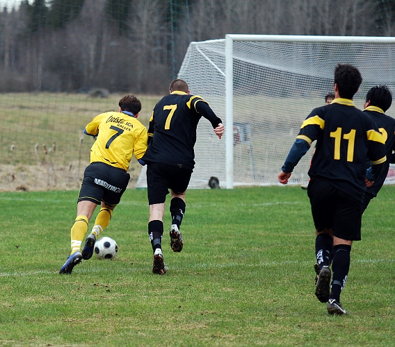 2010_0417_17.JPG - Karim Safari trycker sig förbi försvararen