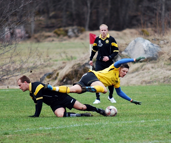 2010_0417_18.JPG - Miralem Malic i närkamp med sin försvarare