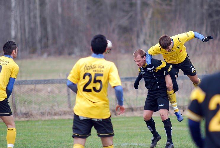 2010_0417_20.JPG - Karim Safari gör en flygande nick över försvararen