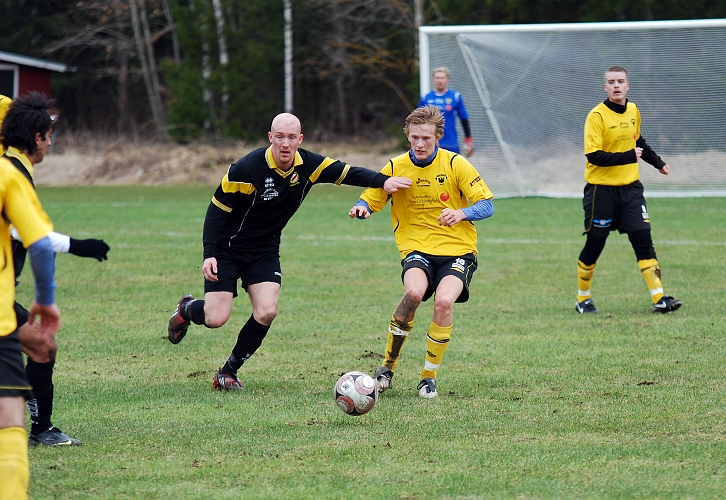 2010_0417_21.JPG - Filip Haglind hinner spela undan bollen före sin motståndare