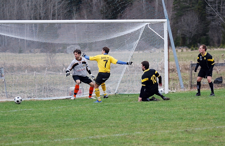 2010_0417_22.JPG - Karim Safari får sista chansen i 1:a halvlek men bollen går precis utanför stolpen