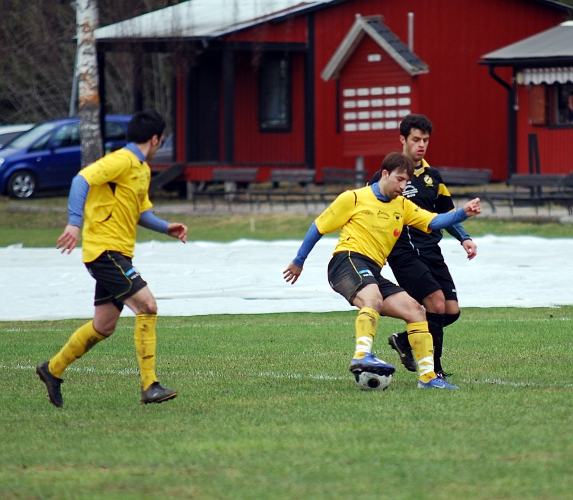 2010_0417_28.JPG - Karim Safari lurar sin försvarare och kommer till avslut . . .