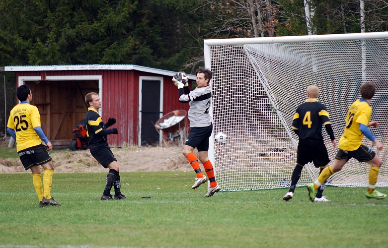2010_0417_29.JPG - . . . men målvakten tar enkelt hand om bollen