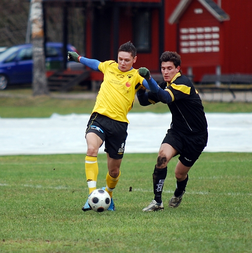 2010_0417_30.JPG - Miralem Malic försöker att ta sig förbi sin bevakning