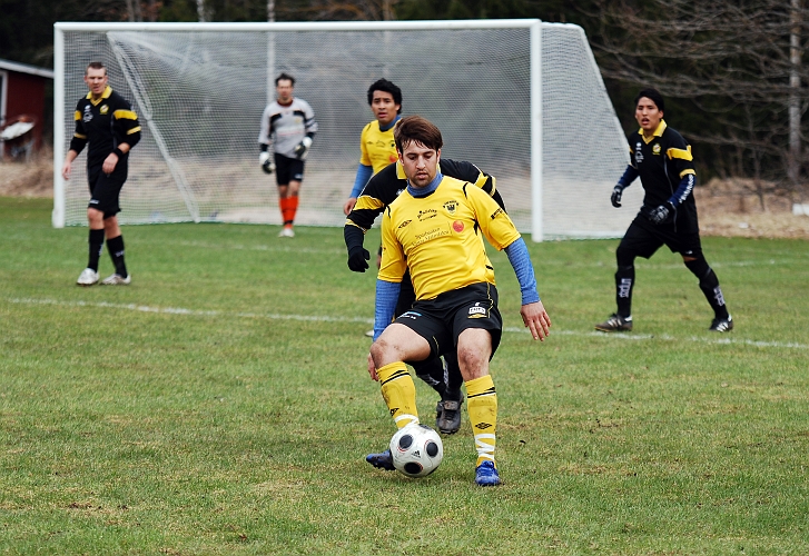 2010_0417_31.JPG - Karim Safari möter vid inkast och spelar tillbaka bollen