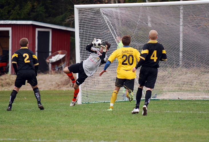2010_0417_33.JPG - E-tuna Södra's målvakt gör en fin räddning