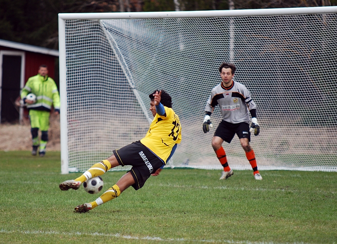 2010_0417_35.JPG - Ett kanon läge för Jonas Hammarlund, men han halkar precis i skottögonblicket