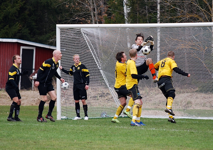 2010_0417_37.JPG - En ny ASIF hörna där målvakten tappar ner bollen
