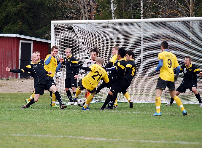 2010_0417_38.JPG - Men på något turligt sätt fick E-tuna försvaret till slut undan bollen