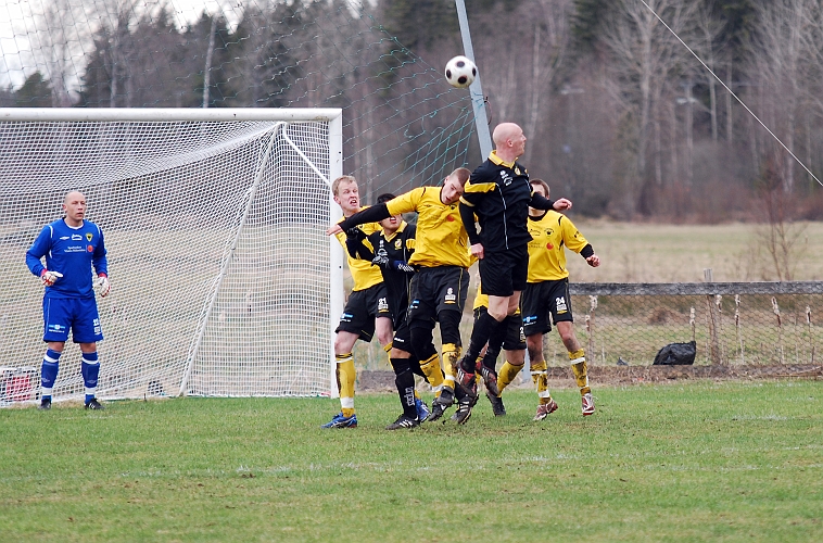 2010_0417_39.JPG - En av få farligheter för E-tuna Södra i 2:a halvlek