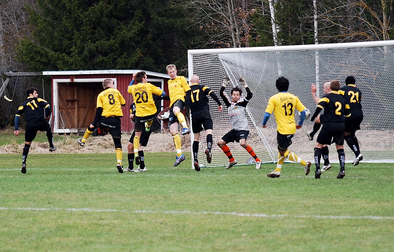 2010_0417_40.JPG - Ytterligare en farlig ASIF hörna, men bollen rensas undan