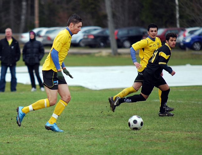 2010_0417_41.JPG - Miralem Malic går för ett avslut, men bollen går över målet