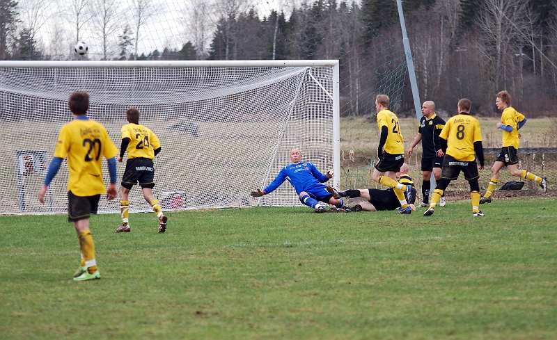 2010_0417_42.JPG - E-tuna Södra's farligaste chans i 2:a halvlek men bollen går förbi Almir Masinovic i målet och även över ribban på målet