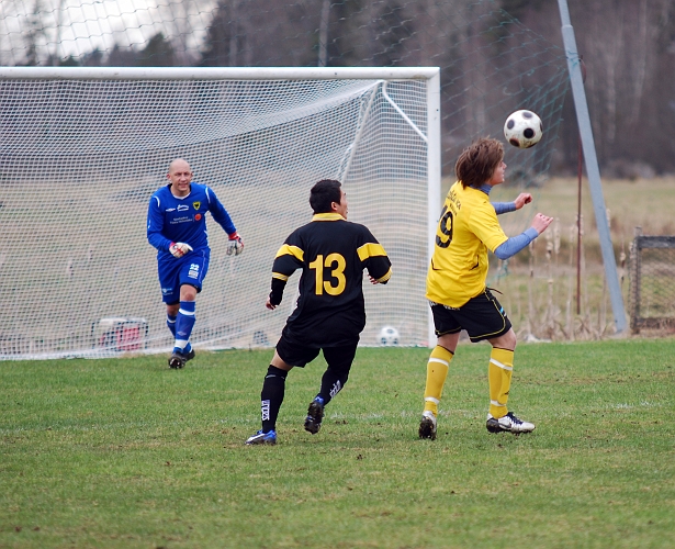 2010_0417_43.JPG - Brian Nilsson kom in i slutet av matchen och här nickar han ner bollen till sig själv