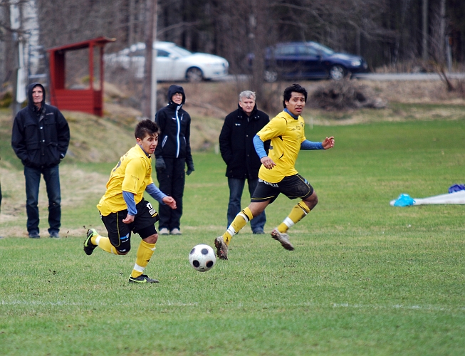 2010_0417_46.JPG - Bewar Mohammad driver upp bollen över mittplan