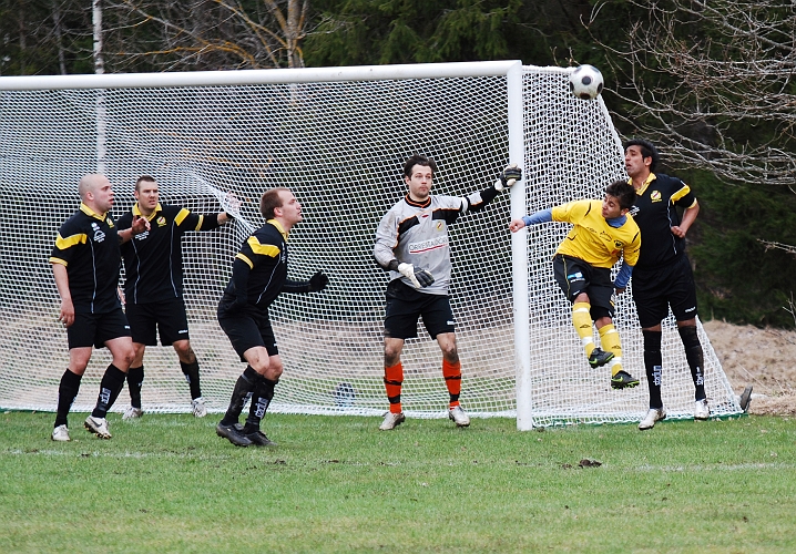 2010_0417_47.JPG - Bewar Mohammad når högst och nickar bollen in mot plan