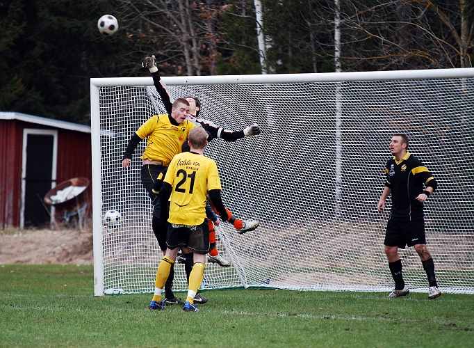 2010_0417_48.JPG - Gustav Gustavsson i duell med målvakten efter en hörna