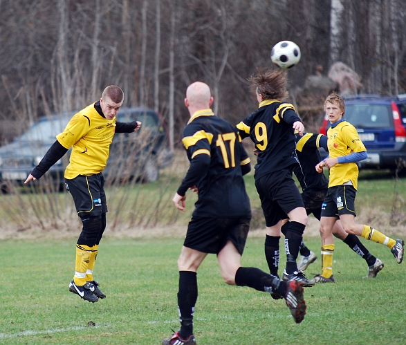 2010_0417_49.JPG - Gustav Gustavsson nickar undan bollen efter ett långt uppspel från E-tuna Södra