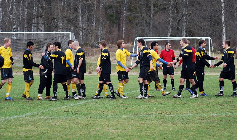 2010_0417_50.JPG - Spelarna tackar varandra efter matchen