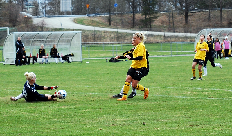 2010_0427_06.JPG - VIK's målvakt gör en bra räddning på Amanda Segerstedt's skott