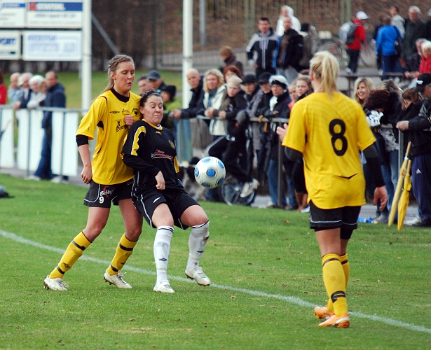 2010_0427_11.JPG - Sofia Larsson ligger tajt i ryggen på sin motståndare