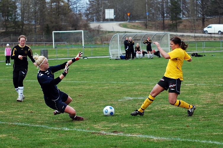 2010_0427_27.JPG - Ida Sörén får ett fint läge men målvakten gör en bra räddning