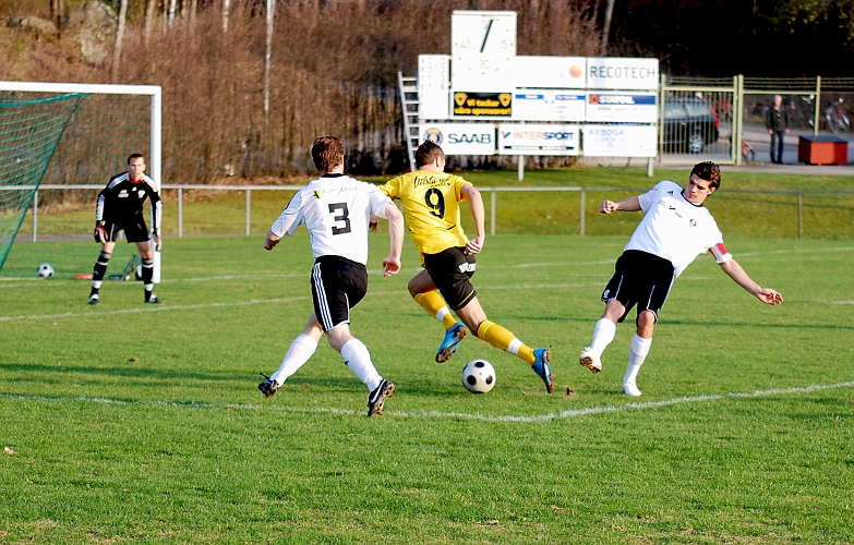 2010_0429_190243AA.JPG - Miralem Malic på väg igenom men BK30 försvaret får undan bollen