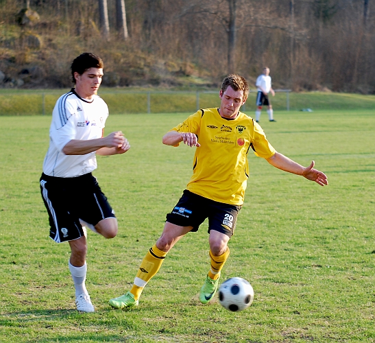 2010_0429_190642AA.JPG - Dennis Jansson pressar BK30 försvaret