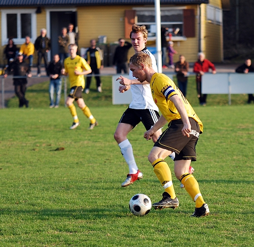 2010_0429_191407AA.JPG - Mikael Wiker driver bollen strax utanför straffområdet