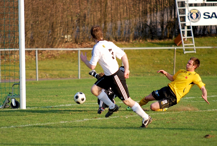 2010_0429_191507AA.JPG - Dennis Jansson är nära att nå bollen, men domaren blåser för offside